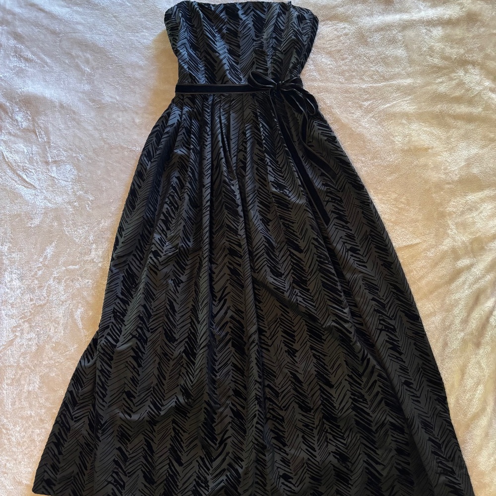 Like new Women's David Meister size 6 formal black strapless dress.